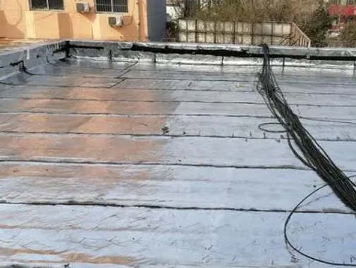 博望卫生间漏水维修公司分享下博望屋面楼顶防水刚性防水层施工要点。